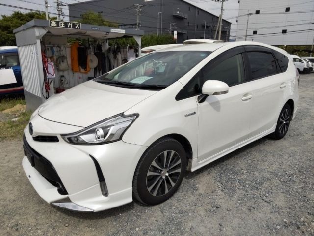 4215 Toyota Prius alpha ZVW41W 2018 г. (LUM Fukuoka Nyusatsu)